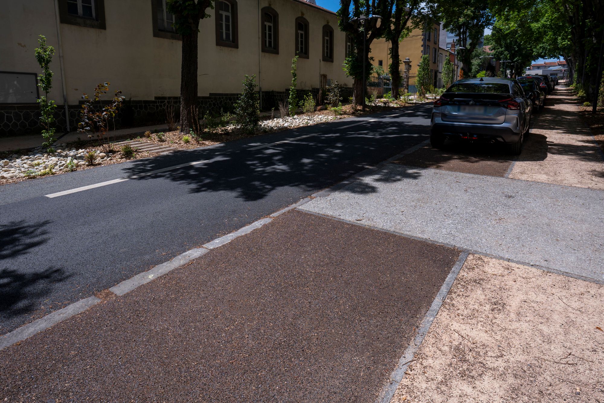 amenagement-parking-exterieur-permeable Exemple d'aménagement d'une zone avec le revêtement de parking exetérieur stonegom.